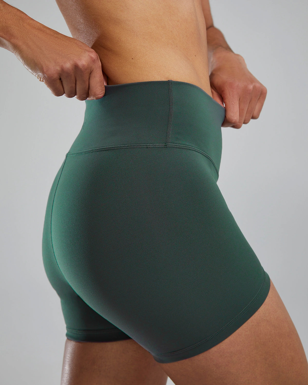 TYR High-Rise short green
